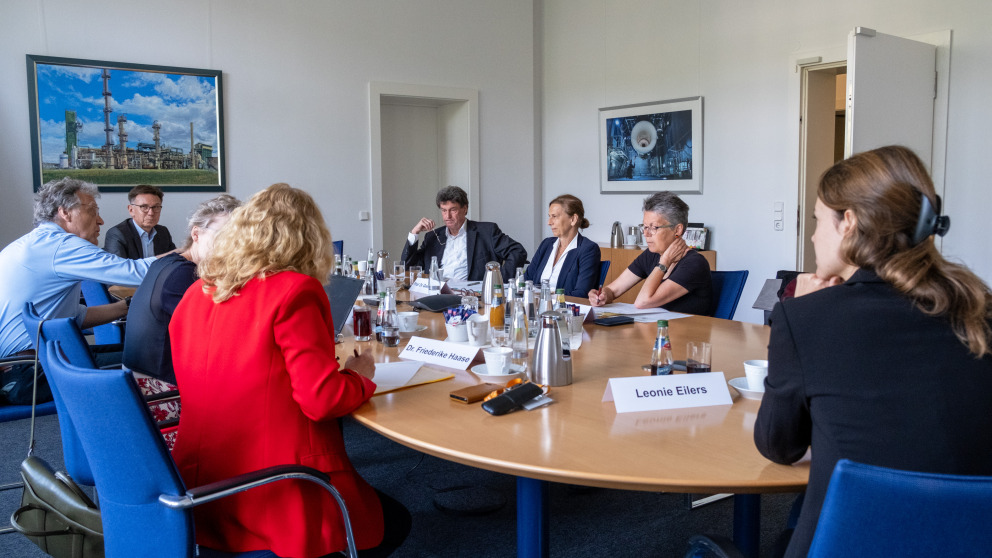 Members of the Sustainability Advisory Board - Rüdiger Kuhn, Gesine Grande and Uta Steinhardt - present the recommendations to Brandenburg's State Chancellery.