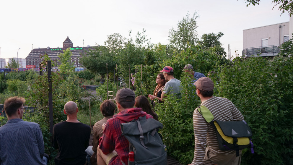 Openhaus im Garten des Projektpartners Zentrum für Kunst und Urbanistik in Berlin. Auch andere Projektparter verbinden ihr lokales künstlerisches Schaffen mit globalen Diskursen zu Nachhaltigkeit.