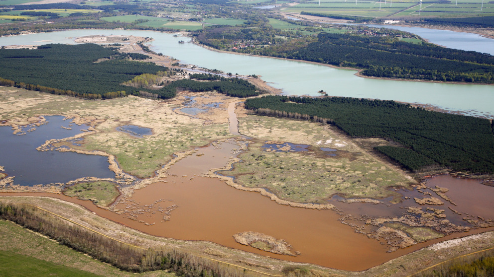 When lignite-mining activities cease, the craters that remain are usually filled with water or become lakes naturally due to rising groundwater and precipitation.