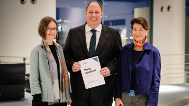 In December 2019, Patrizia Nanz (IASS, right) and Marianne Beisheim (SWP) handed over a reflection paper on the further development of the German Sustainability Strategy to Helge Braun, Head of the Federal Chancellery.